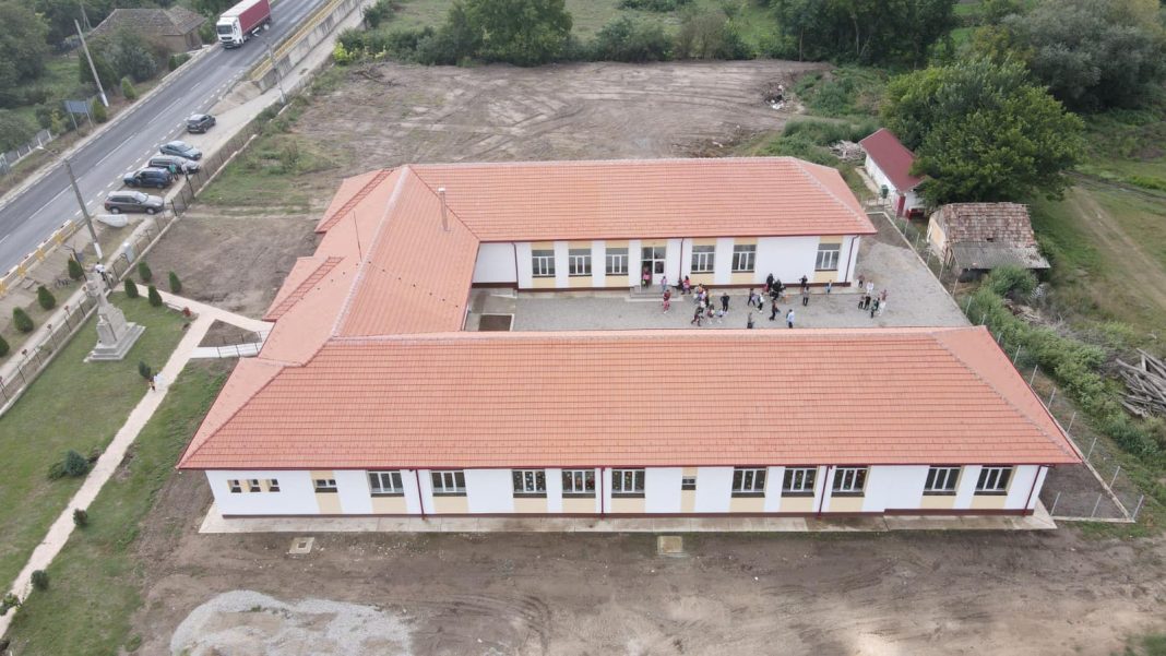 Șeful CJ Mehedinți la o unitate de învățământ complet reabilitată și dotată: Toaleta în curte trebuie să devină istorie