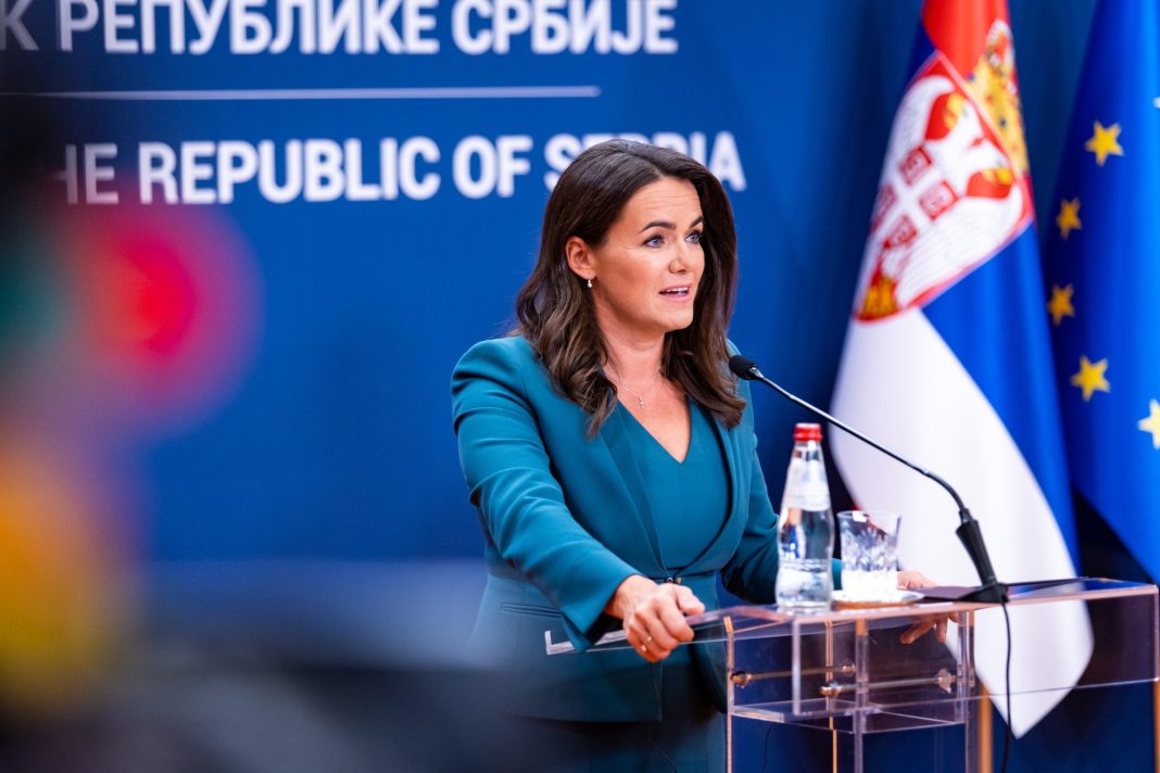 Președinta Ungariei îl ironizează pe Iohannis de la Belgrad. În turneul în România și fosta Iugoslavie a creat rețeaua de președinți de stat pro familie, dar pe președintele României nu l-a invitat