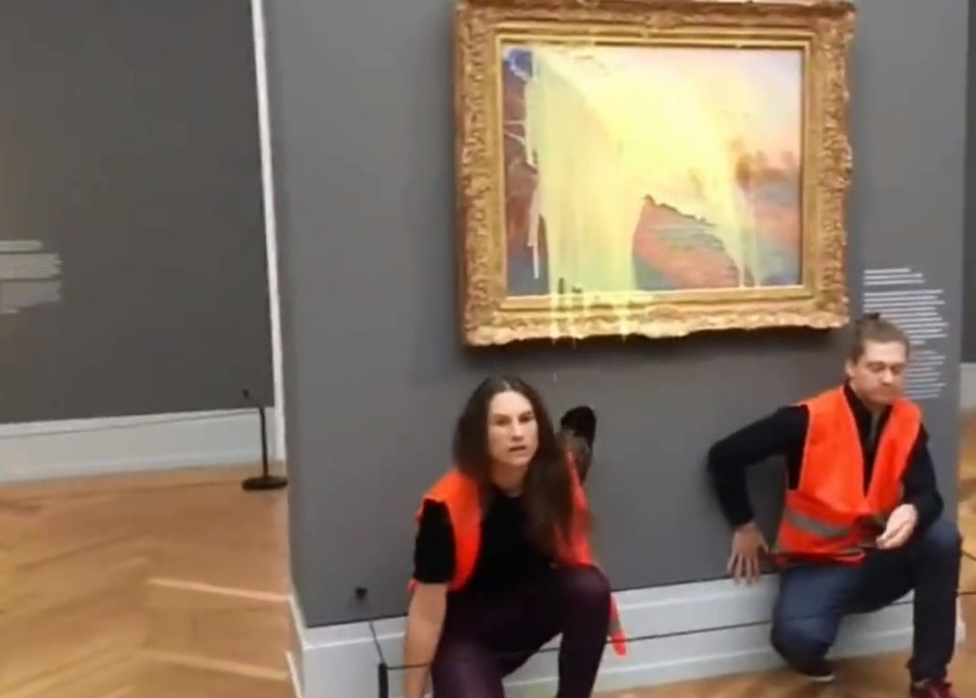 Activiști de mediu au umplut cu piure o pictură de Monet de 110 milioane dolari: Suntem într-o catastrofă climatică. Și vouă vă este frică de o supă de roșii sau de cartofi piure pe o pictură