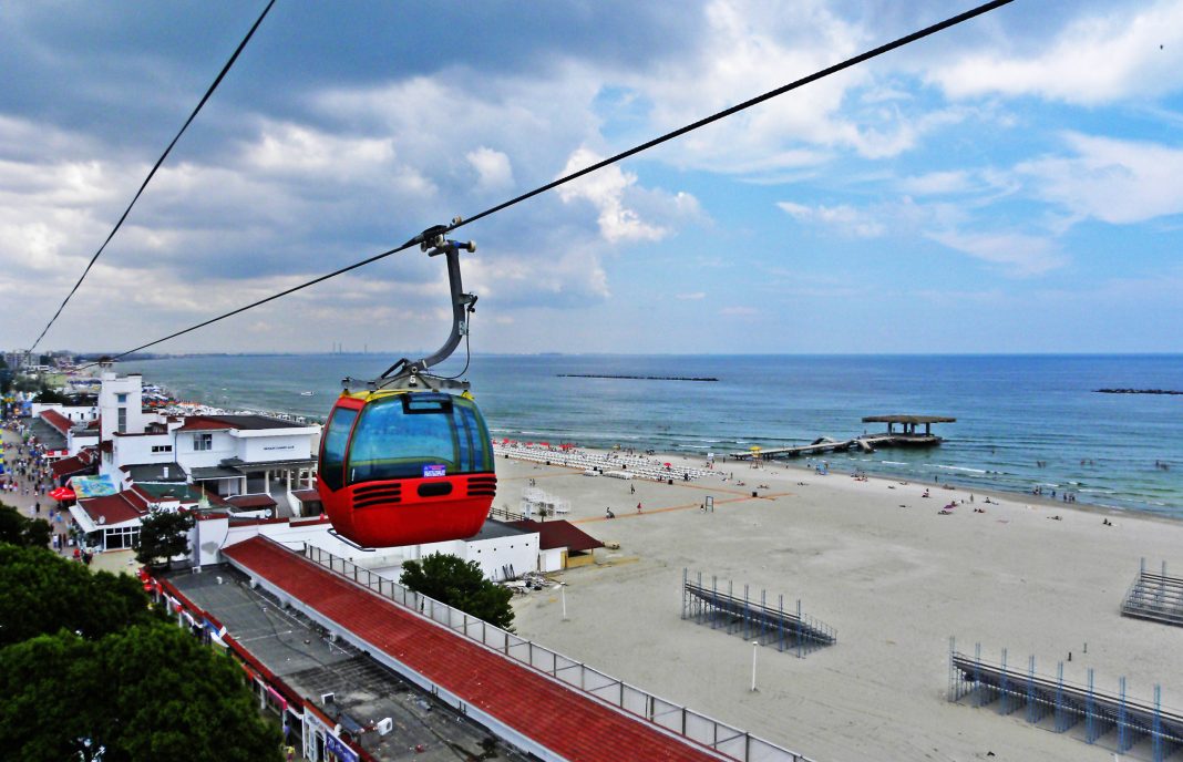 Un fost educator suplinitor la o școală din Londra, actualmente lucrător la Direcția de Asistență Socială din Primăria Constanța, pus în consiliul de Administrație la Neptun-Olimp și administrator la Telegondola Mamaia