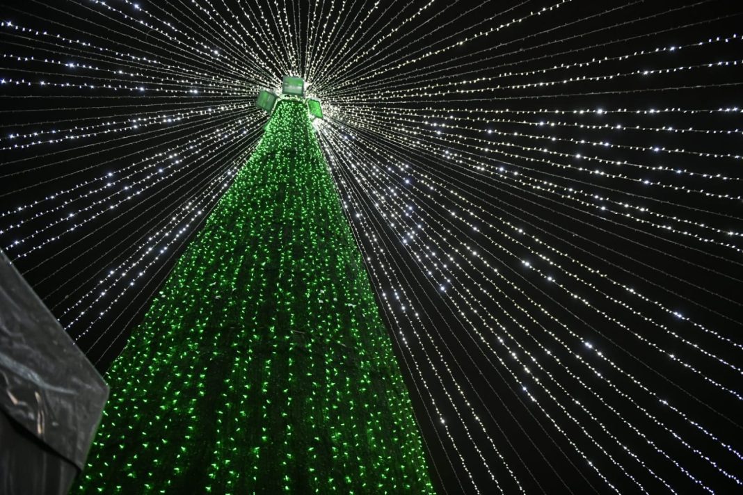 VIDEO: S-au aprins Luminile Crăciunului în Drobeta Turnu Severin