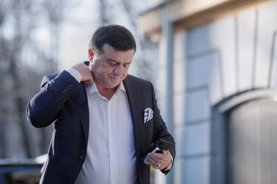 Arestarea Baronului Ficățel/Denunțătorul: „Și-a dezvoltat un adevărat mod de operare din obținerea de contracte de lucrări de la primăriile din județele Giurgiu și Teleorman pentru firmele controlate de el, prevalându-se de funcțiile anterioare și mai ales de calitatea lui actuală, care îi permite să afirme că neexecutarea lucrărilor nu va fi constatată de organele Curții de Conturi a României”