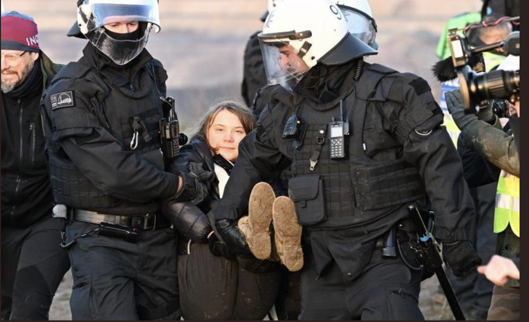 Greta legată de poliția germană