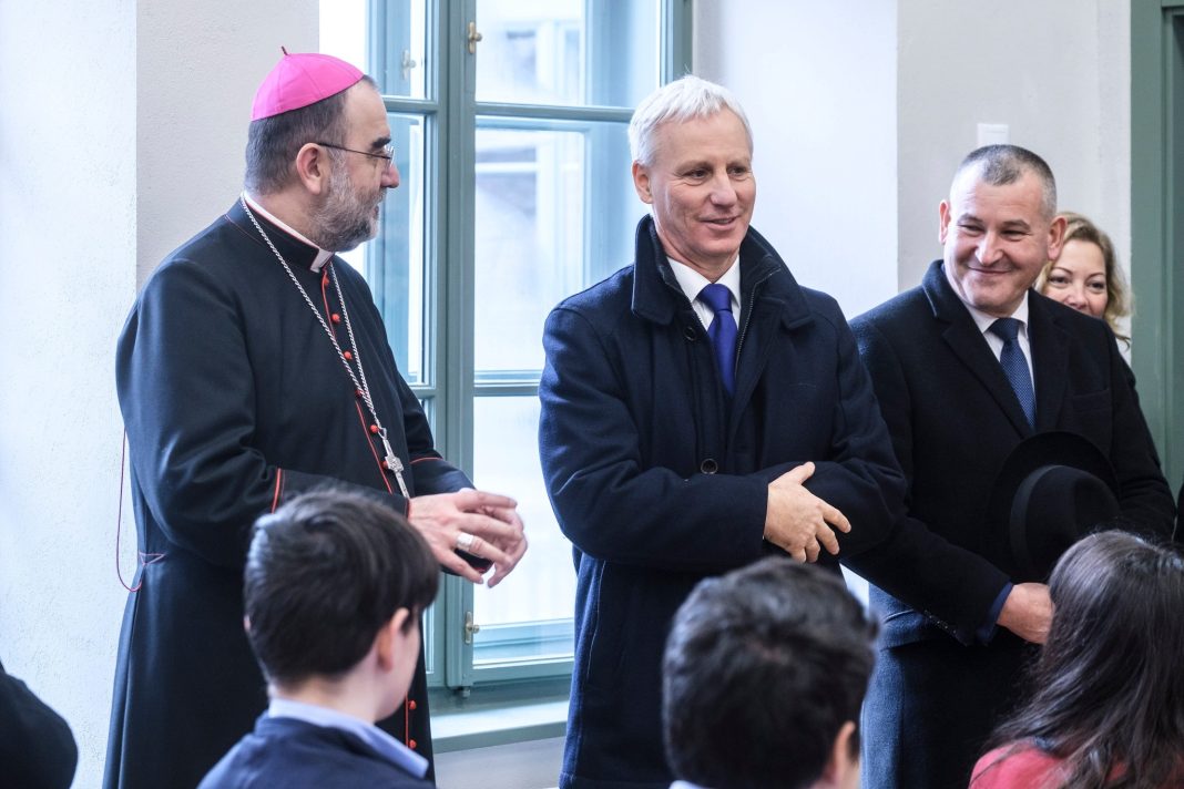 Oficial maghiar la Odorheiu Secuiesc către tinerii maghiari din Transilvania: Nu cedați seducției Occidentului. Ungaria a construit grădinițe și scoli aici care trebuie umplute