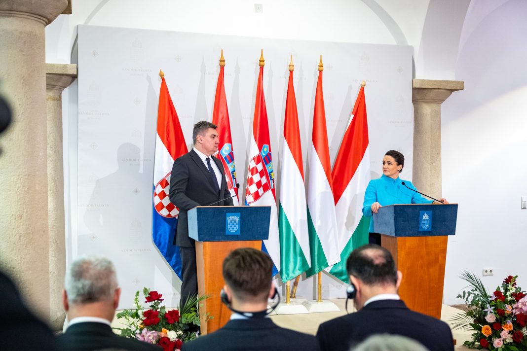 Președintele croat la Budapesta: Ne provocăm pagube nouă înșine. Sancţiunile împotriva Rusiei nu funcţionează şi cauzează probleme enorme. Croația nu vrea Statele Unite ale Europei. Nu ne-am alăturat uniunii pentru a fi o mică rotiţă într-o maşinărie mare