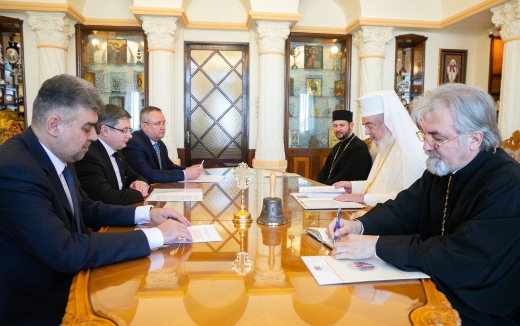 Patriarhul Daniel i-a bătut obrazul președintelui Parlamentului Moldovei de față cu Ciucă și Ciolacu: Mitropolia Basarabiei este „discriminată” sub toate aspectele