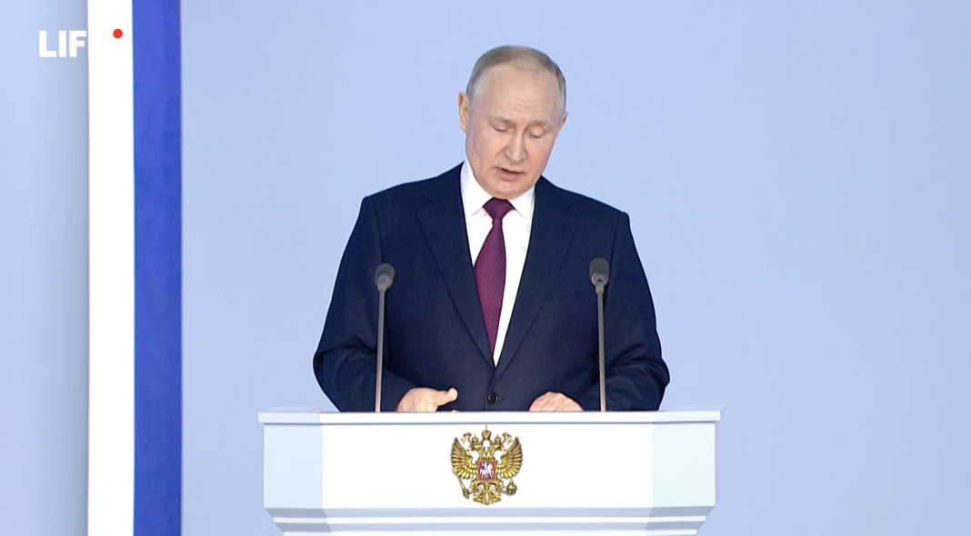Putin acuză Occidentul: Ca urmare a războaielor pe care le-au avut Statele Unite dezlănțuite din 2001, aproape 900 de mii de oameni și-au pierdut viața și peste 38 de milioane au devenit refugiați.Acum încearcă să ștergă toate acestea din memoria umanității