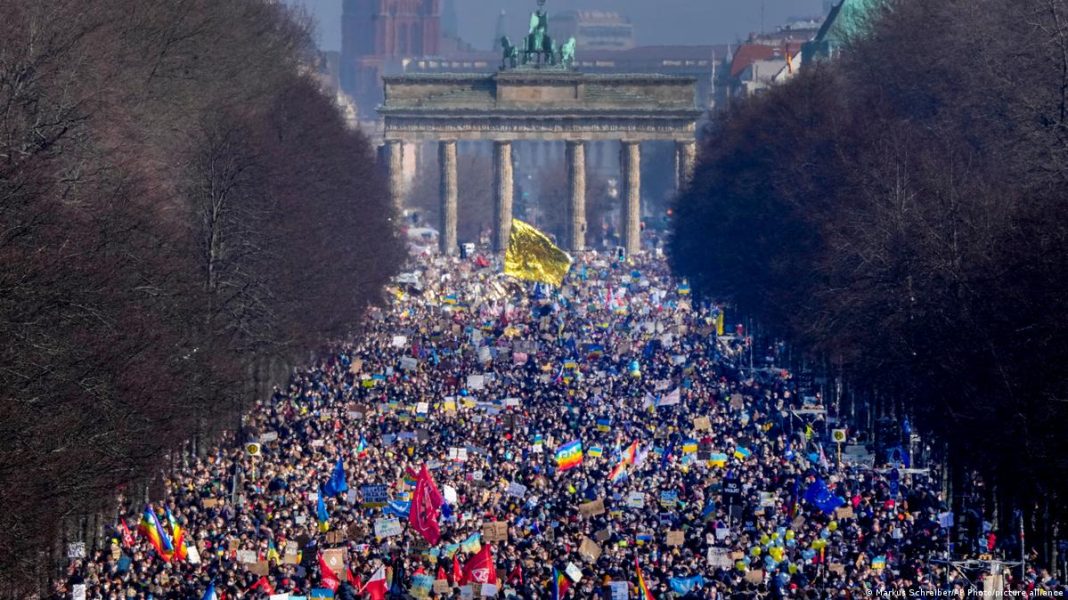 DPA și France Presse: Mii de persoane s-au adunat la Poarta Brandenburg din Berlin la o manifestaţie în favoarea negocierilor de pace cu Rusia pentru încheierea războiului în Ucraina