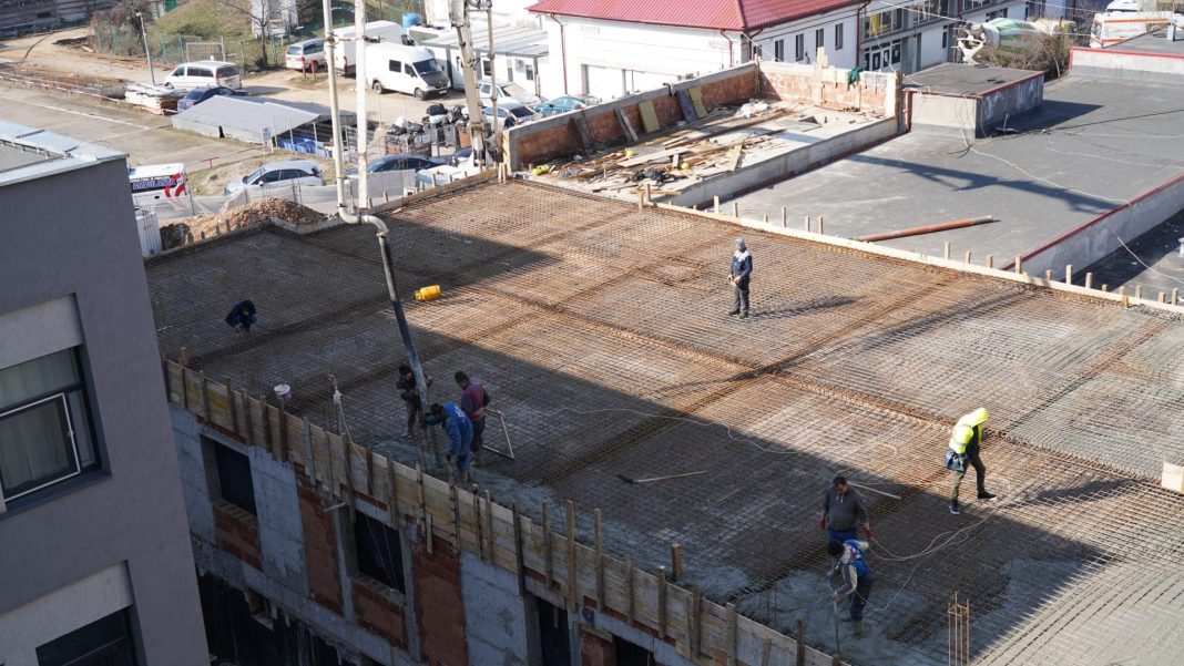 „Suntem cu execuția înaintea graficului prevăzut pe cele trei șantiere din curtea Spitalului Județean de Urgență Târgoviște”