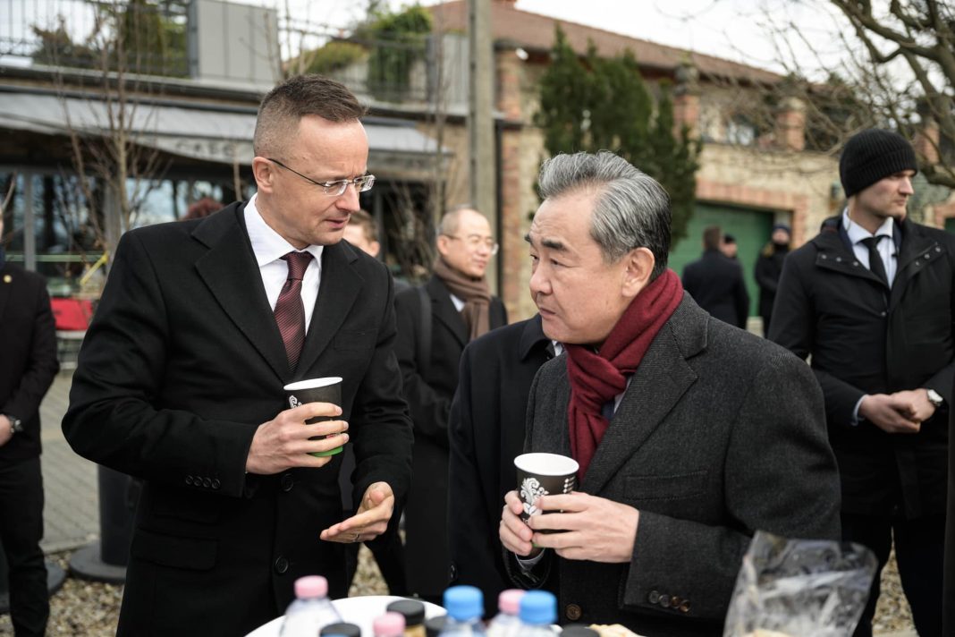 Ministrul de externe chinez la Budapesta: Firmele chinezeşti investesc din ce în ce mai mult în Ungaria