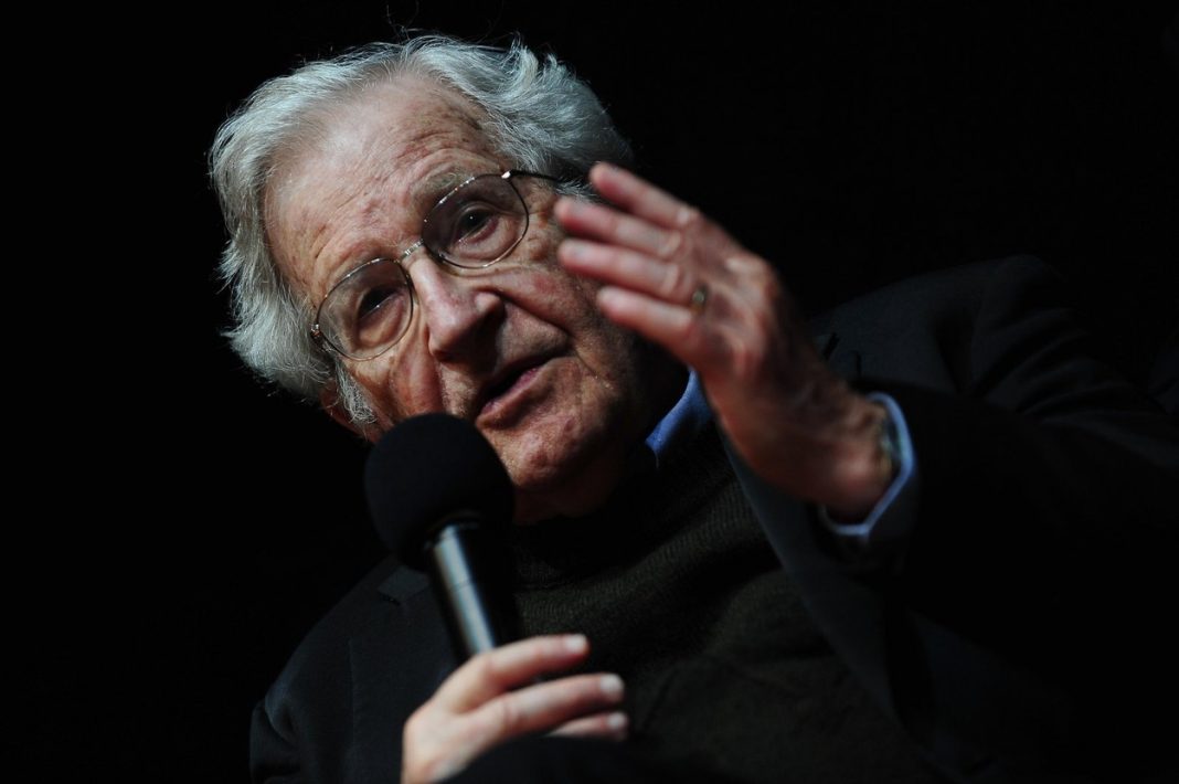 Noam Chomsky: Statele Unite s-au trezit izolate în afara lumii de limbă engleză. Numai elitele europene sunt de acord cu ei. Dar nu popoarele în sine