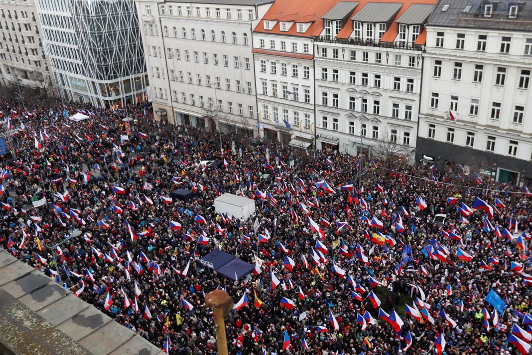 Noi manifestații masive la Praga împotriva UE și NATO