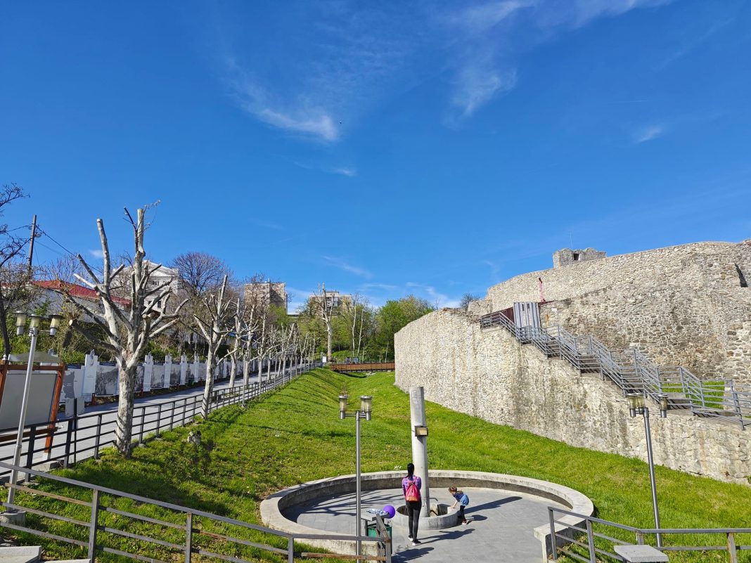 Primarul din Drobeta Turnu Severin: S-a redeschis fântana de la Cetatea Medievală. Am reconstruit canalele de captare a celor două izvoare, a camerei de pompare și am montat o stație de tratare a apei pentru dezinfectare și eliminarea azotaților