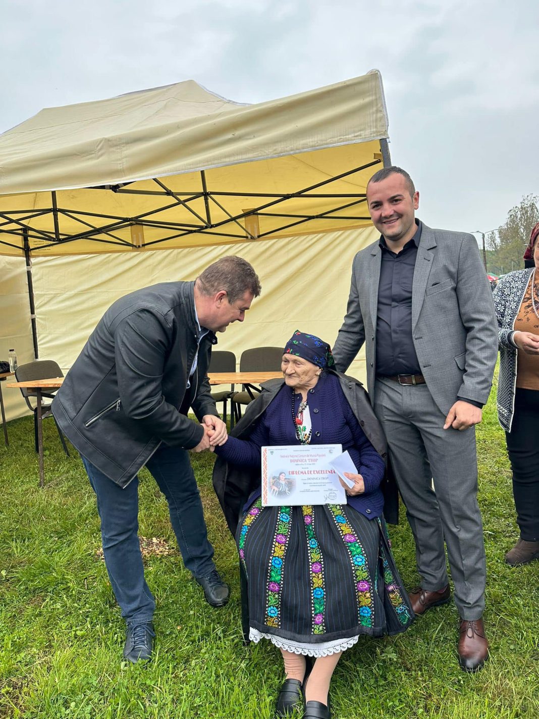 A doua ediție a Festivalului Național de Folclor “Domnica Trop” la Isverna/ Aladin Georgescu: La cei 85 de ani, Domnica Trop păstrează pe chip seninătatea și căldura omului de la munte, a cărei viață nu a fost deloc ușoară și deși nu a știut niciodată carte, a reușit să fie de neegalat în Mehedinți doar pentru că “potrivea vorbele” pe loc, în fața celor care cânta, cu mult talent și pricepere!