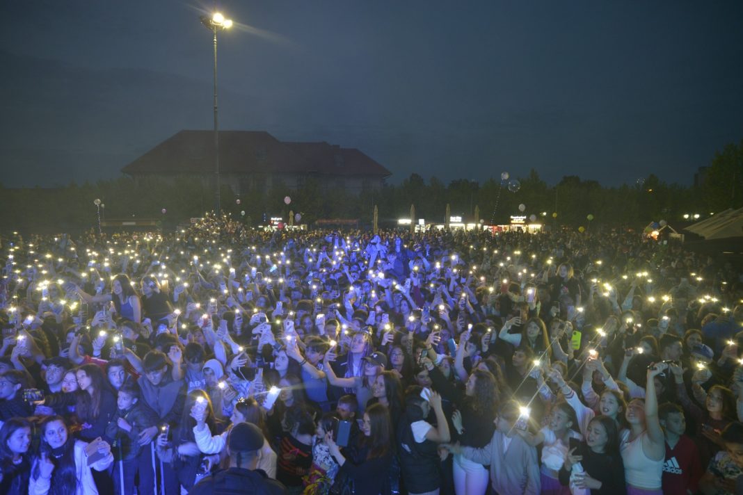 SPECTACOL INCENDIAR LA DROBETA-TURNU SEVERIN, MII DE TINERI S-AU DISTRAT LA PRIMA EDIȚIE A ZILELOR ELEVILOR SEVERINENI