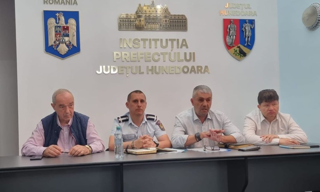 Hunedoara, trei avertizări de ploi COD ROSU/ Șeful CJ: Există localități izolate din cauza drumurilor de acces care au fost afectate de inundații. În aceste zone, se acționează cu prioritate!