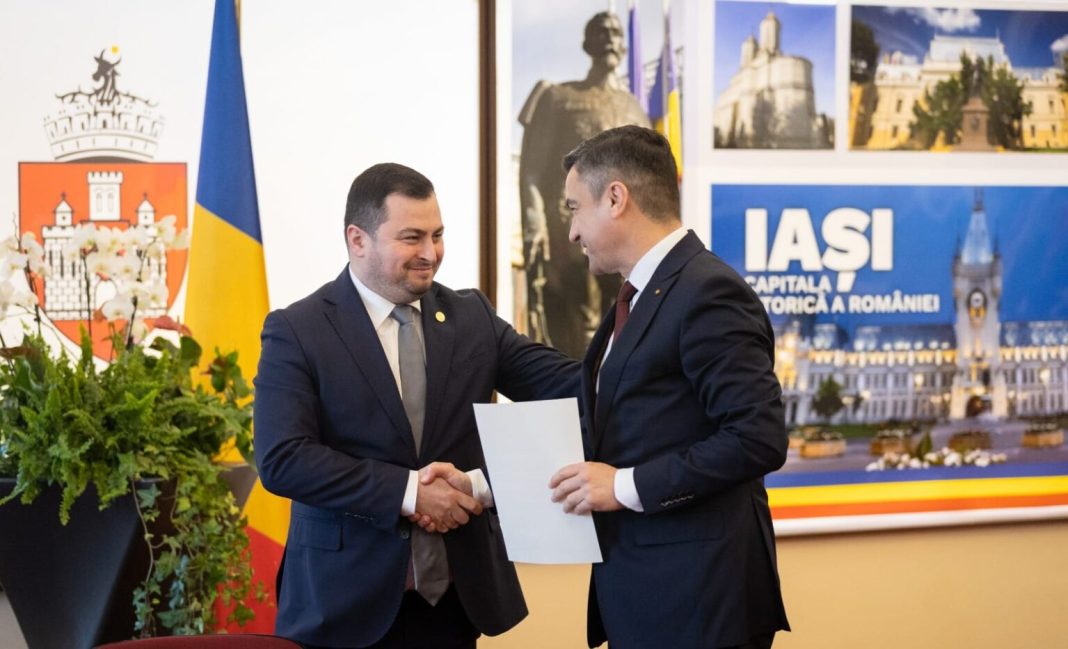 Un consilier local PNL din Primăria Iași dă lovitură după lovitură! Mica sa firmă de publicitate trăiește cu ajutorul colegilor de partid, șefi ai instituțiilor publice din județ