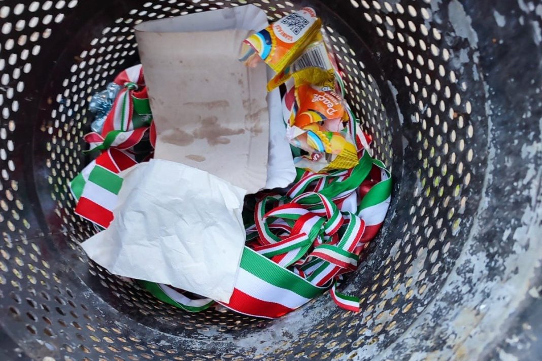 Poliţia Română investighează cazul în care au fost îndepărtate panglici cu tricolorul maghiar în Odorheiu Secuiesc