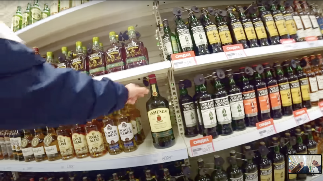 VIDEO: Care sunt prețurile în Rusia. Un vlogger moldovean la Moscova: Vodka mai ieftină ca ceapa