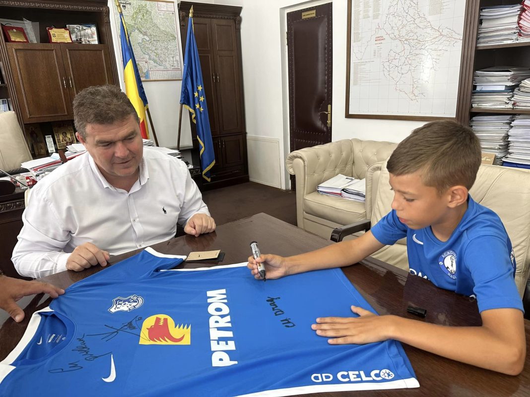 Hagi a transferat de la Drobeta Turnu Severin/Șeful CJ Mehedinți: O vizită neașteptată, dar foarte plăcută am primit la Consiliul Județean! Micul nostru fotbalist, Bogdan Bețiu, în vârstă de 11 ani, a venit să îmi dea minunata veste că i s-a oficializat transferul de la Sport Kids Drobeta, la Academia Gheorghe Hagi din Constanța