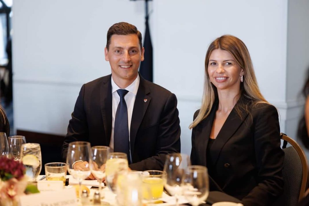 eMaramureș despre șeful CJ Maramureș: În timp ce huzureai în SUA pe banii contribuabililor, acolo unde ți-ai dus și soția (tot pe banii noștri), persoane cu dizabilități din Maramureș sufereau orori de neimaginate