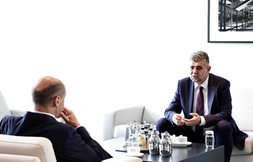 Stranie, suspectă coincidență: fix de ziua națională a SUA, marele partener strategic al României, liderul PSD, Marcel Ciolacu, merge la Berlin și declară Germania drept partenerul principal al României, vrea parteneriat strategic, înalță osanale Germaniei pînă la cer și reclamă trupe germane permanente în țara noastră