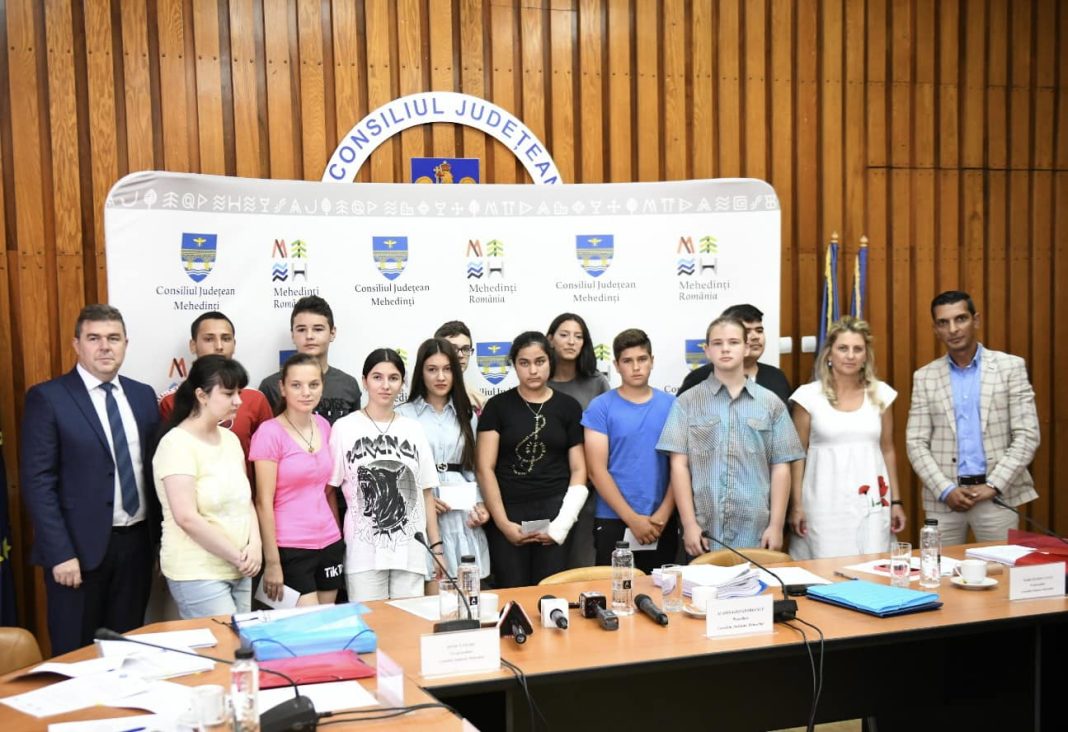 Proiectul privind achiziția de microbuze electrice pentru transportul elevilor din Mehedinți a primit finanțare