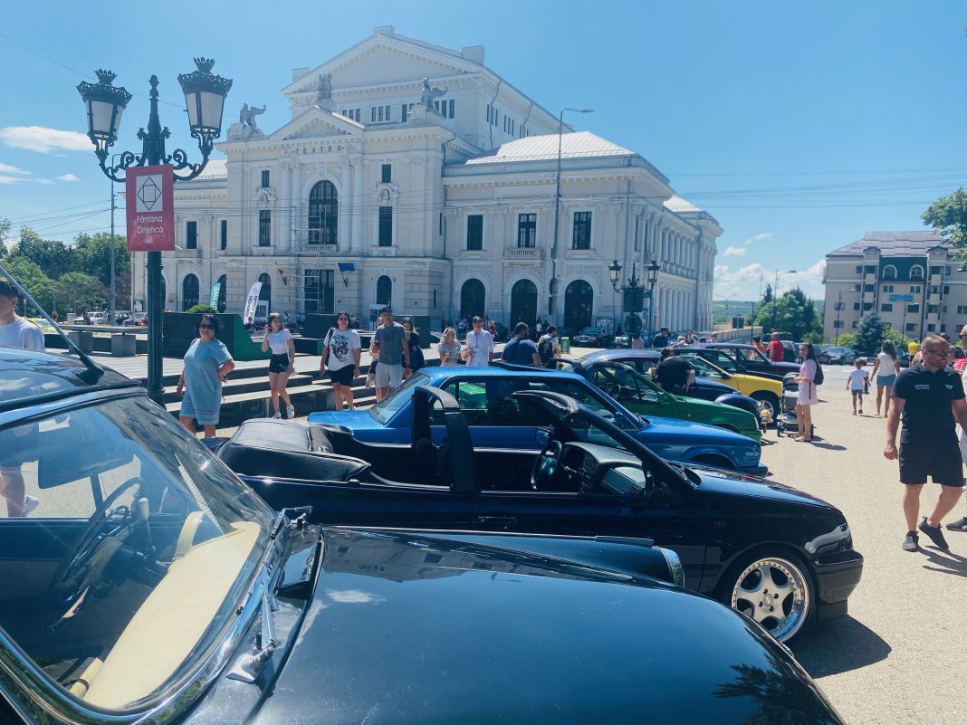 25 DE MAȘINI RETRO AU IEȘIT LA PARADĂ ÎN CENTRUL SEVERINULUI