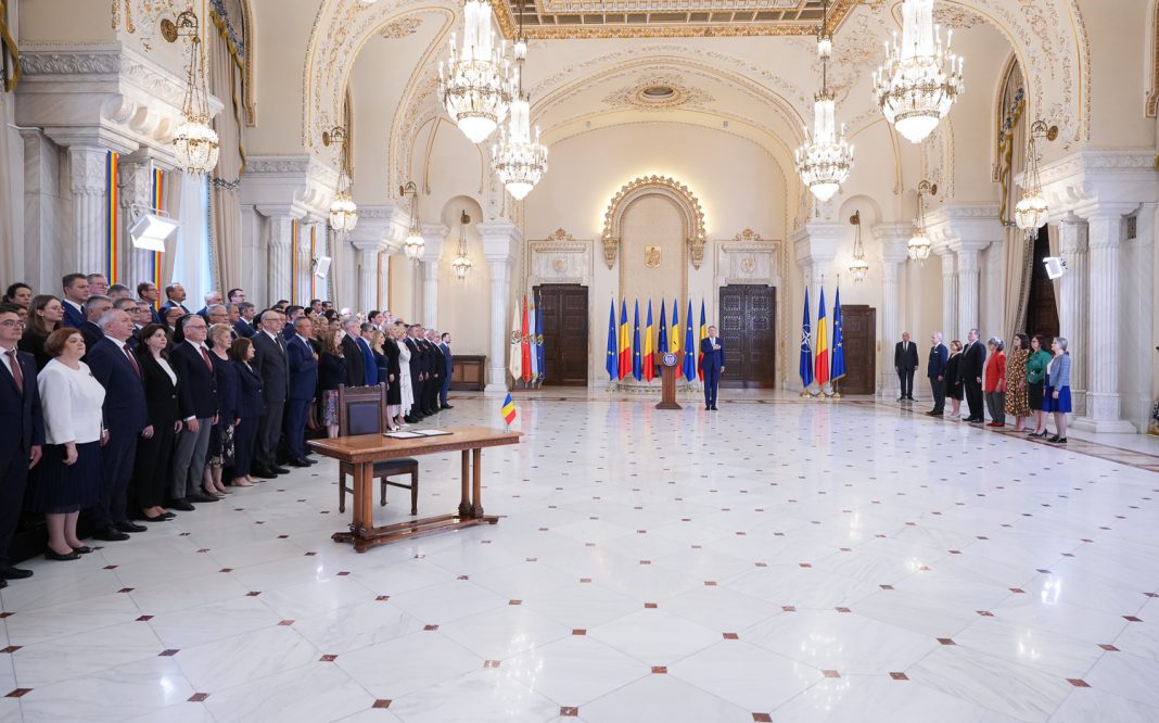 EDITORIAL VIDEO Ion Cristoiu: Legile educației semnate de Klaus Iohannis într-o ceremonie de cămin cultural