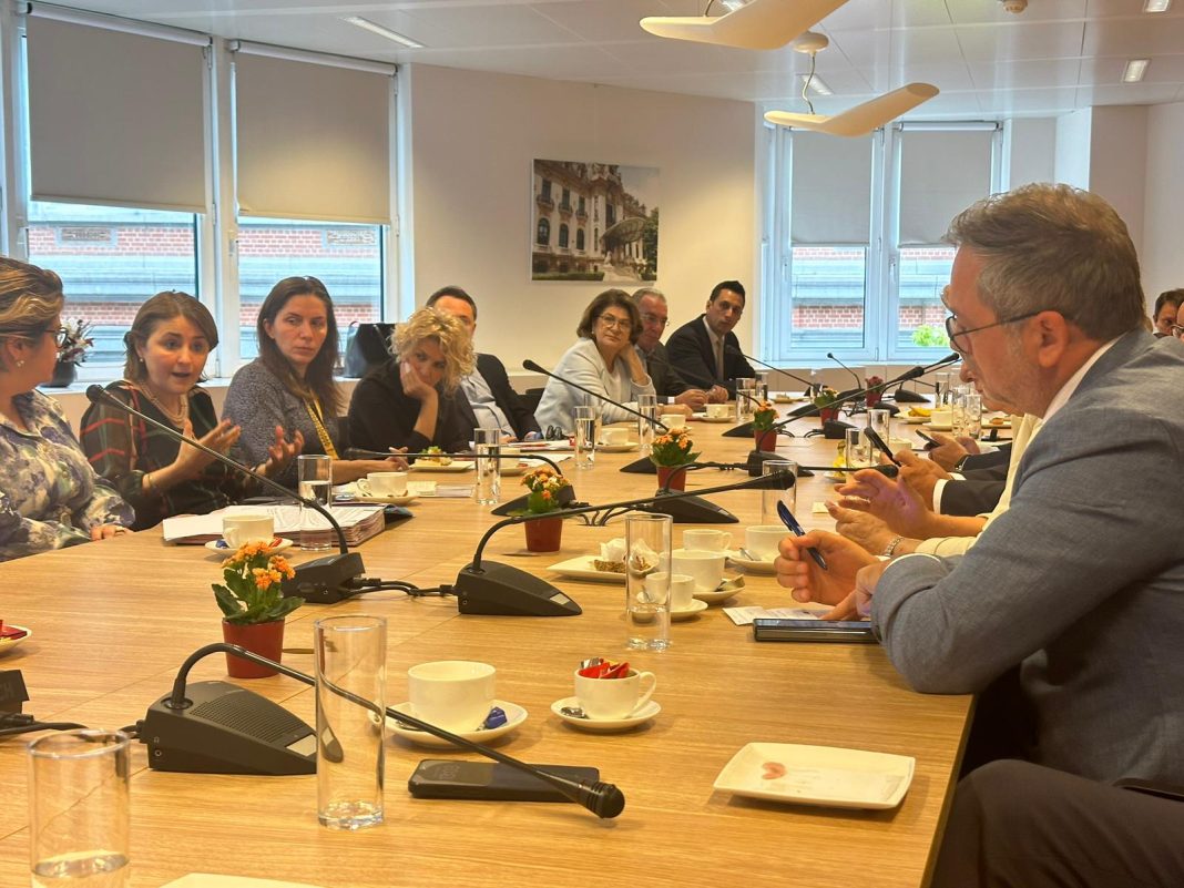 Europarlamentarul Dan Motreanu după întâlnirea cu ministrul de externe român: Am discutat despre războiul din Ucraina si perspectiva tranzitului cerealelor in noul context al retragerii Rusiei din acordul privind exporturile de cereale ucrainene prin Marea Neagră. România trebuie să ia măsuri pentru protejarea propriilor interese