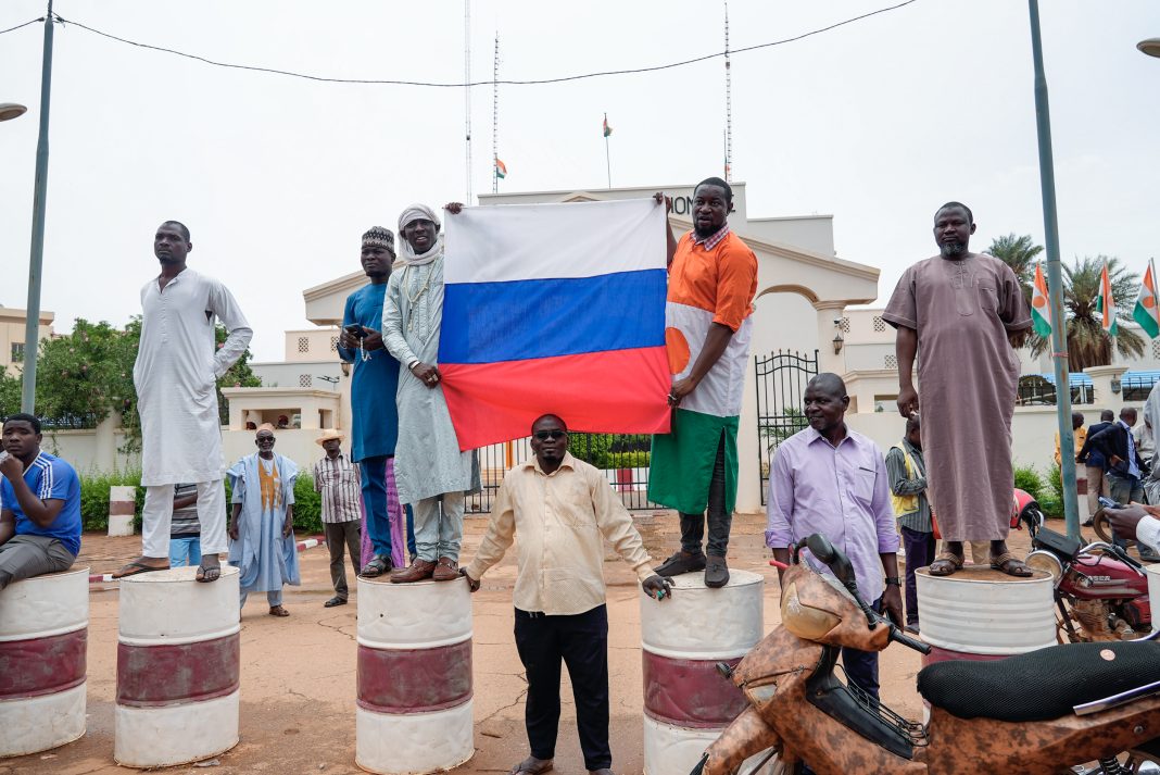 Francezii rămân fără unul din cele mai mari zăcăminte de uraniu din lume aflat in Niger. Țara africană reprezintă 15% până la 17% din uraniul folosit pentru producerea de electricitate în Franța