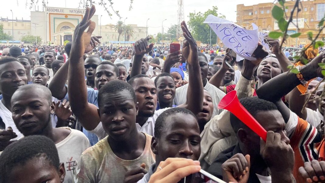 Miza loviturii de stat din Niger: Manifestanții au afișe care cer retragerea armatei franceze și se declară pro ruși
