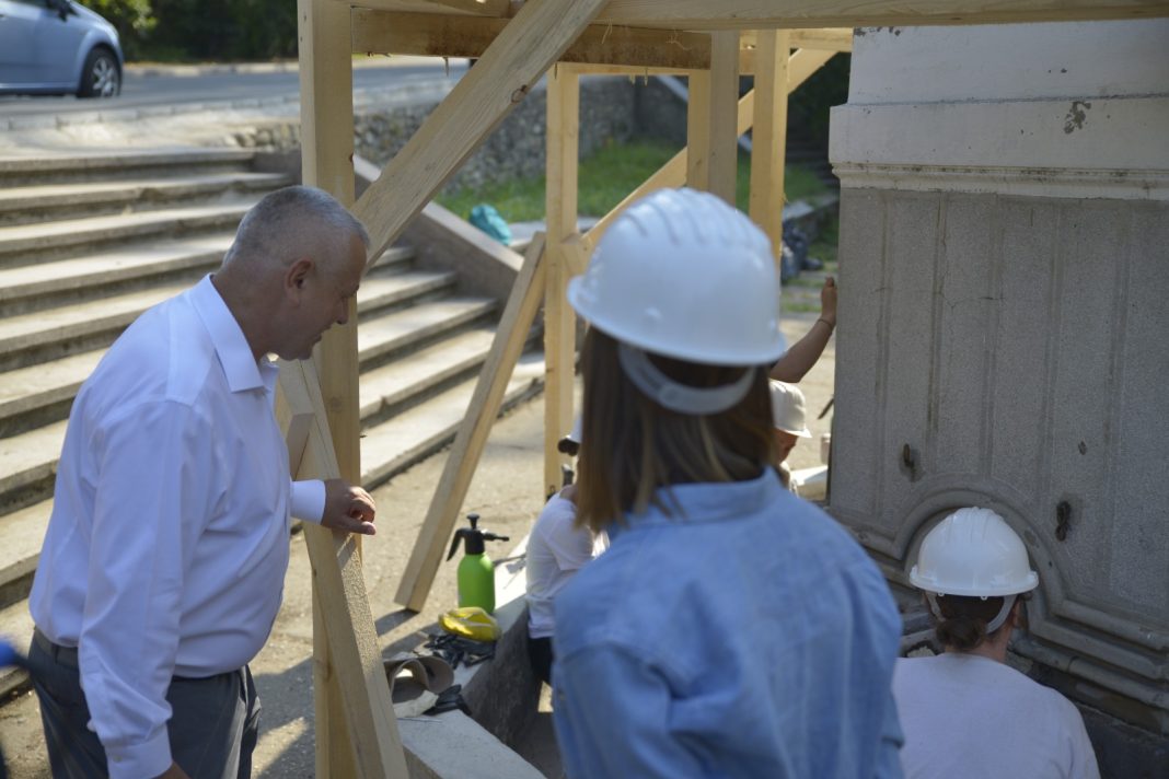 Studenți la universități de arhitectură restaurează Fântâna Portului din Turnu Severin