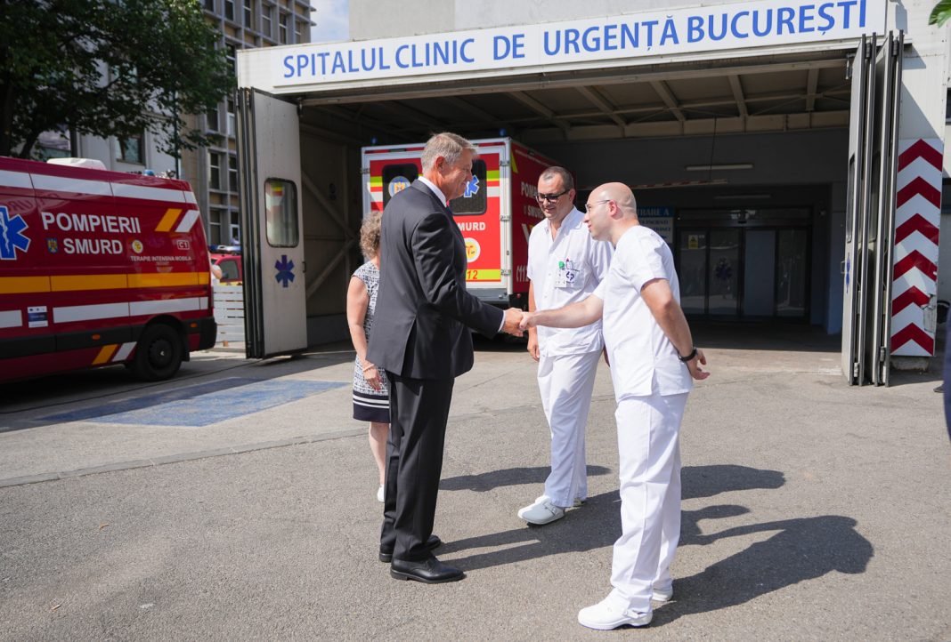 Scandal cu vizita lui Iohannis la Spitalul Floreasca: „Suntem umiliţi şi daţi afară din spital? Pentru ce? Ca să aştept să vină Iohannis şi mama sta de la 11.00 să aştepte salvarea să o ducă acasă? Nu m-aţi lăsat cu o pereche de pampers să-i aduc să o schimbe şi voi îl aplaudaţi pe Iohannis?”