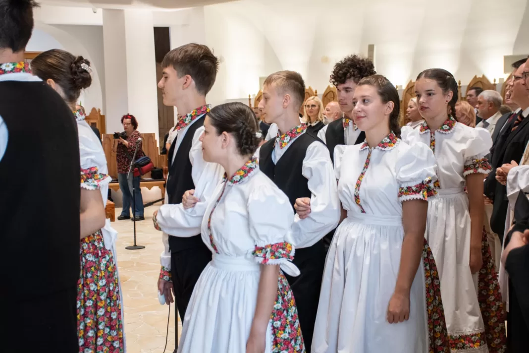 Omul lui Viktor Orbán la deschiderea anului scolar al școlilor în maghiară din România la Timișoara: Atașament față de pământul natal și cultura în limba maternă. Károly Kós a rămas loial pământului natal în vremuri “care au zdrobit suflete, au provocat răni oamenilor şi naţiunilor”, când s-a încercat constrângerea diversităţii Transilvaniei într-o unitate “străină de naţiune şi de oameni”