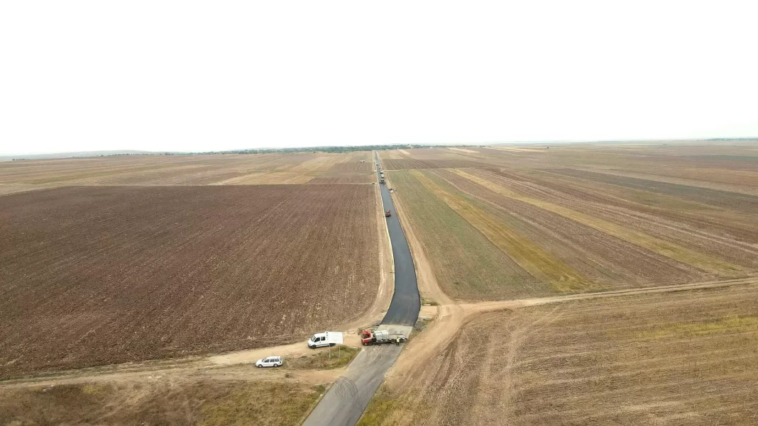 SE ASFALTEAZĂ DRUMUL JUDEȚEAN DINTRE OPRIȘOR ȘI PLENIȚA