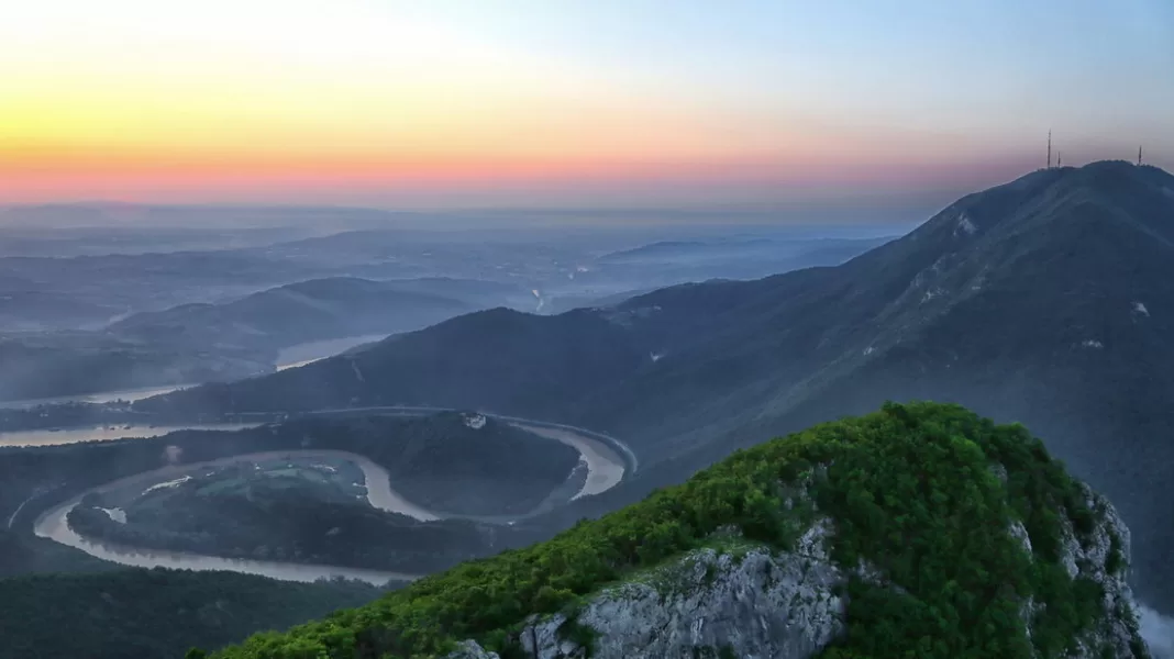 Skywalkul din Balcani pe Athosul sârbesc. România nu e in stare să facă nici un punct de belvedere