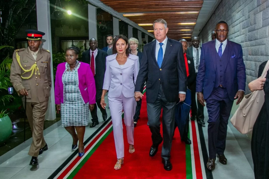 Iohannis si soția primiți in Kenya de 2 secretari ai Guvernului. Carmen Iohannis cu sandale de 800 de euro