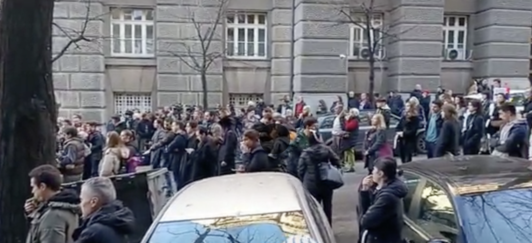 Maidanul din Belgrad, efect contrar: Partidul lui Vucic a crescut cu până la 30% la alegerile repetate în mai multe secții de votare