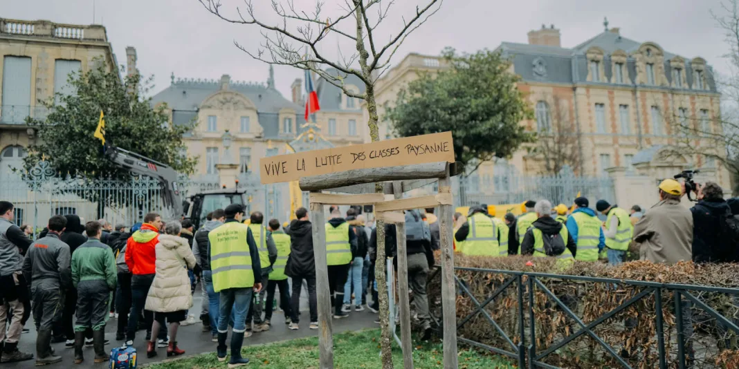 Vor bloca fermierii francezi Parisul luni seară?