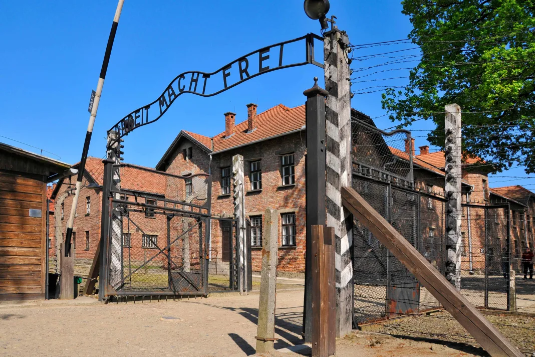 Leyen și-a pus in cap Polonia din cauza Auschwitz