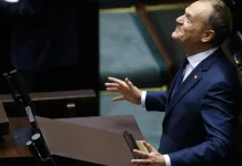 Premierul polonez îl înfruntă pe președinte și face afacerile Germaniei și Franței cu SAFE. România joacă cu Tusk