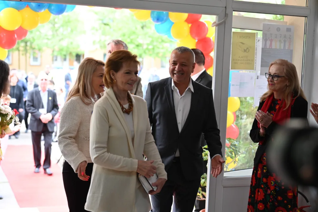 VIZITĂ REGALĂ LA ȘCOALA REGELE MIHAI I DIN DROBETA-TURNU SEVERIN