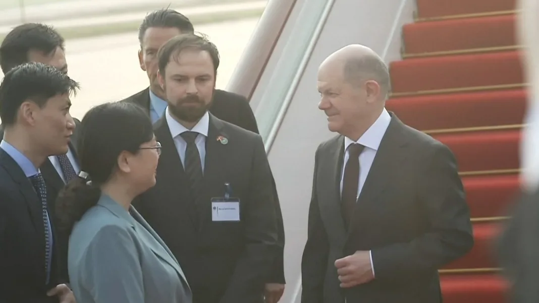 Scholz in China la sosire cu viceprimarul in căutare de sprijin pentru industria germană in cădere