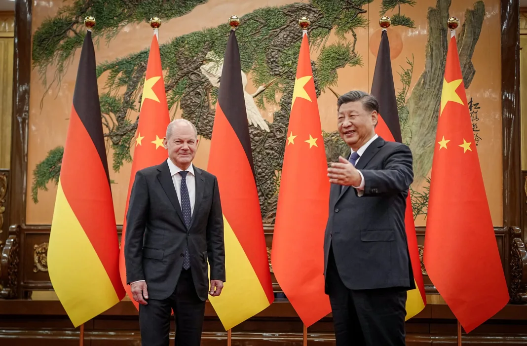 În timp ce României i se interzice să facă afaceri cu China, Scholz merge cu principalele firme germane pentru business
