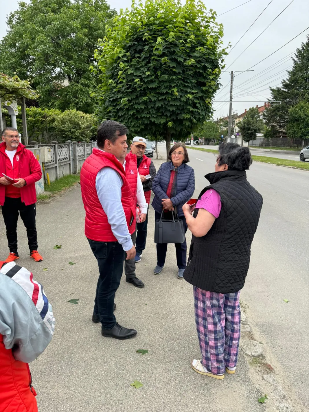 Foștii angajați de la Combinatul de Prelucrare a Lemnului au transformat Cartierul Vădeni din Târgu Jiu. Primarul PSD in zonă însoțit chiar de mama sa, Romanescu Doina, care a fost asistent medical la CPL vreme de 30 de ani