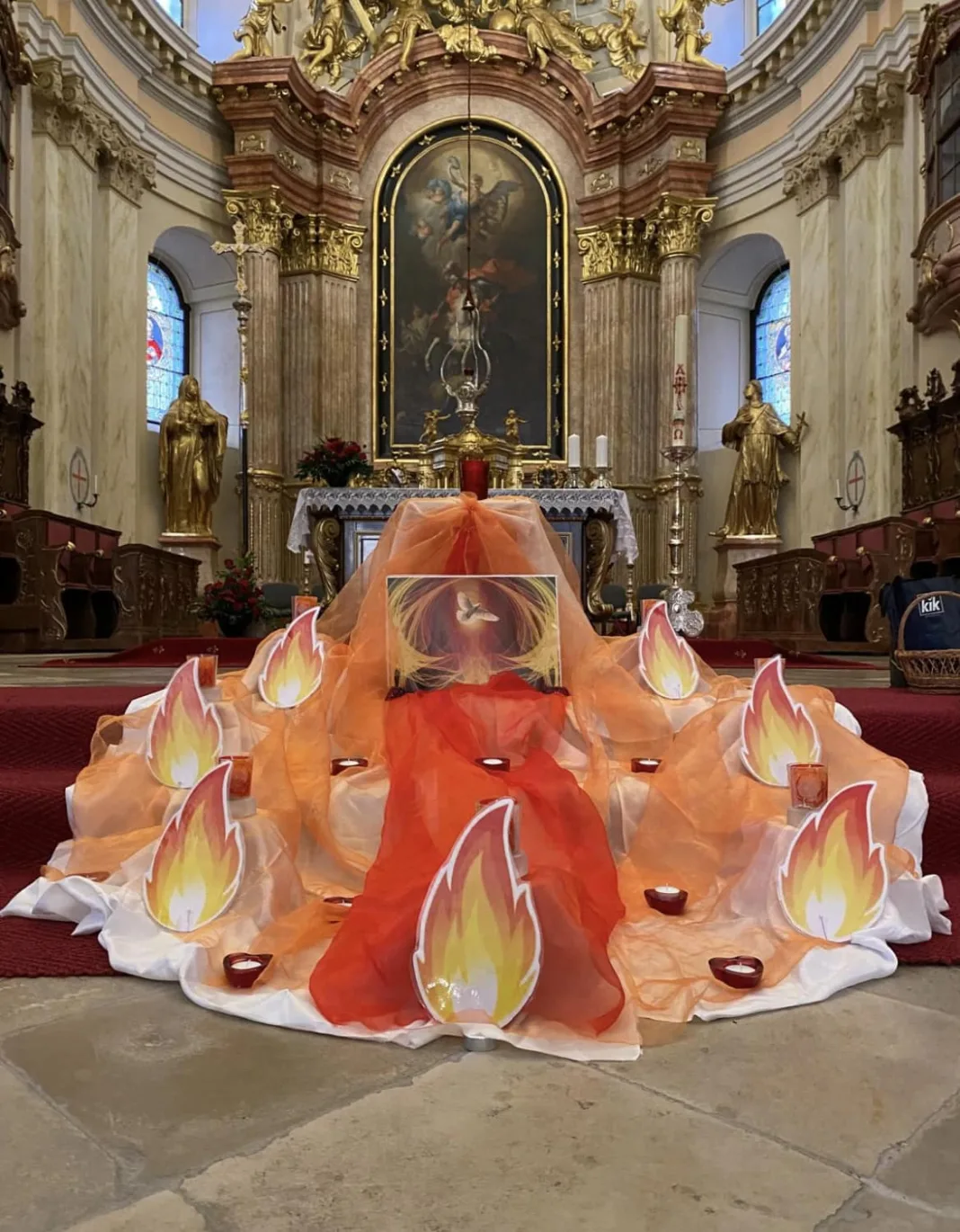 „Aventurile” judecătoarei Adriana Stoicescu de Rusalii in Domul din Timișoara: Îmi înghit cuvintele și îmi întorc capul în cealaltă parte ca să nu îi ucid cu privirea…