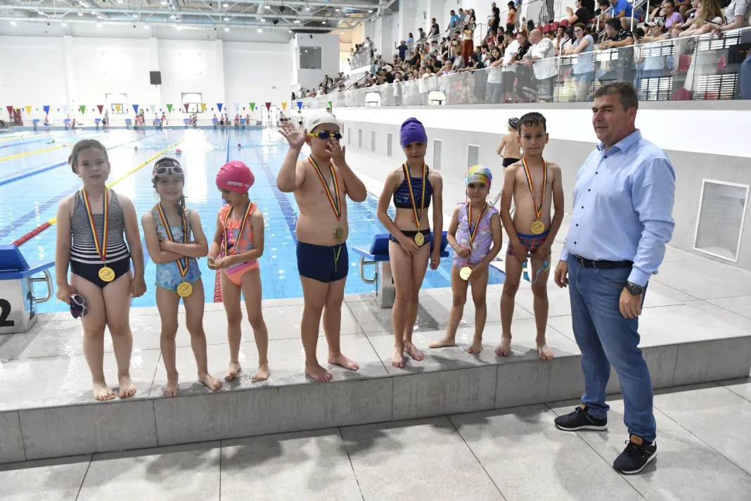 SPECTACOL SPORTIV DE EXCEPȚIE ÎN BAZINUL DE ÎNOT DROBETA, DE ZIUA INTERNAȚIONALĂ A COPILULUI