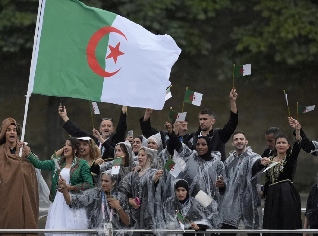 Sportivii algerieni au aruncat trandafiri roșii in Sena, un omagiu pentru victimele demonstrațiilor de independență față de Franța