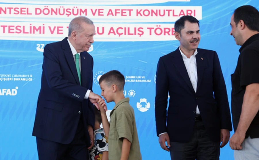 Erdogan lovește un copil care nu i-a sărutat mâna